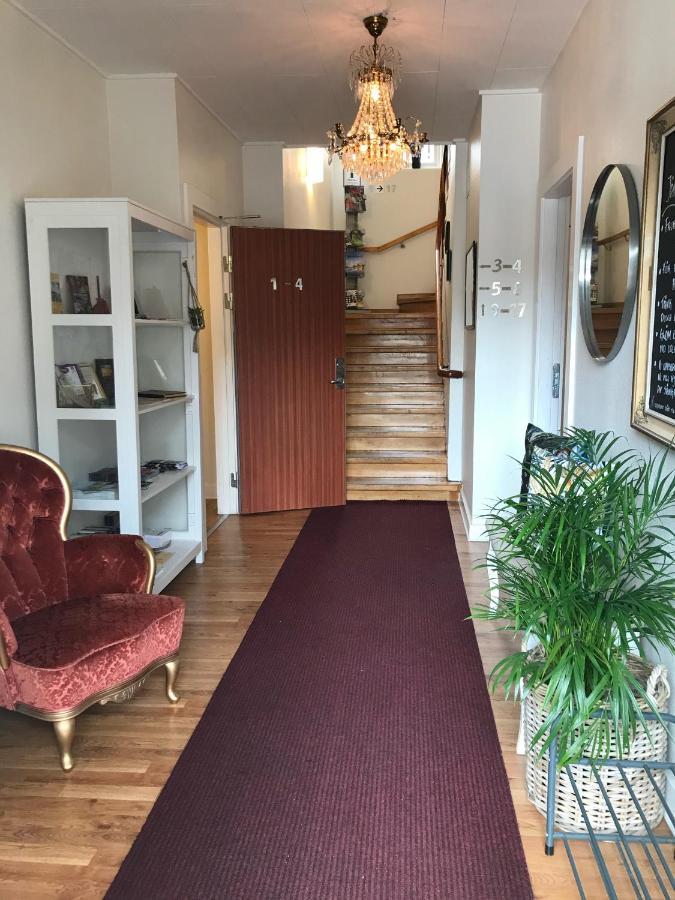 Jaernvaegshotellet B&B Skara Exterior photo
