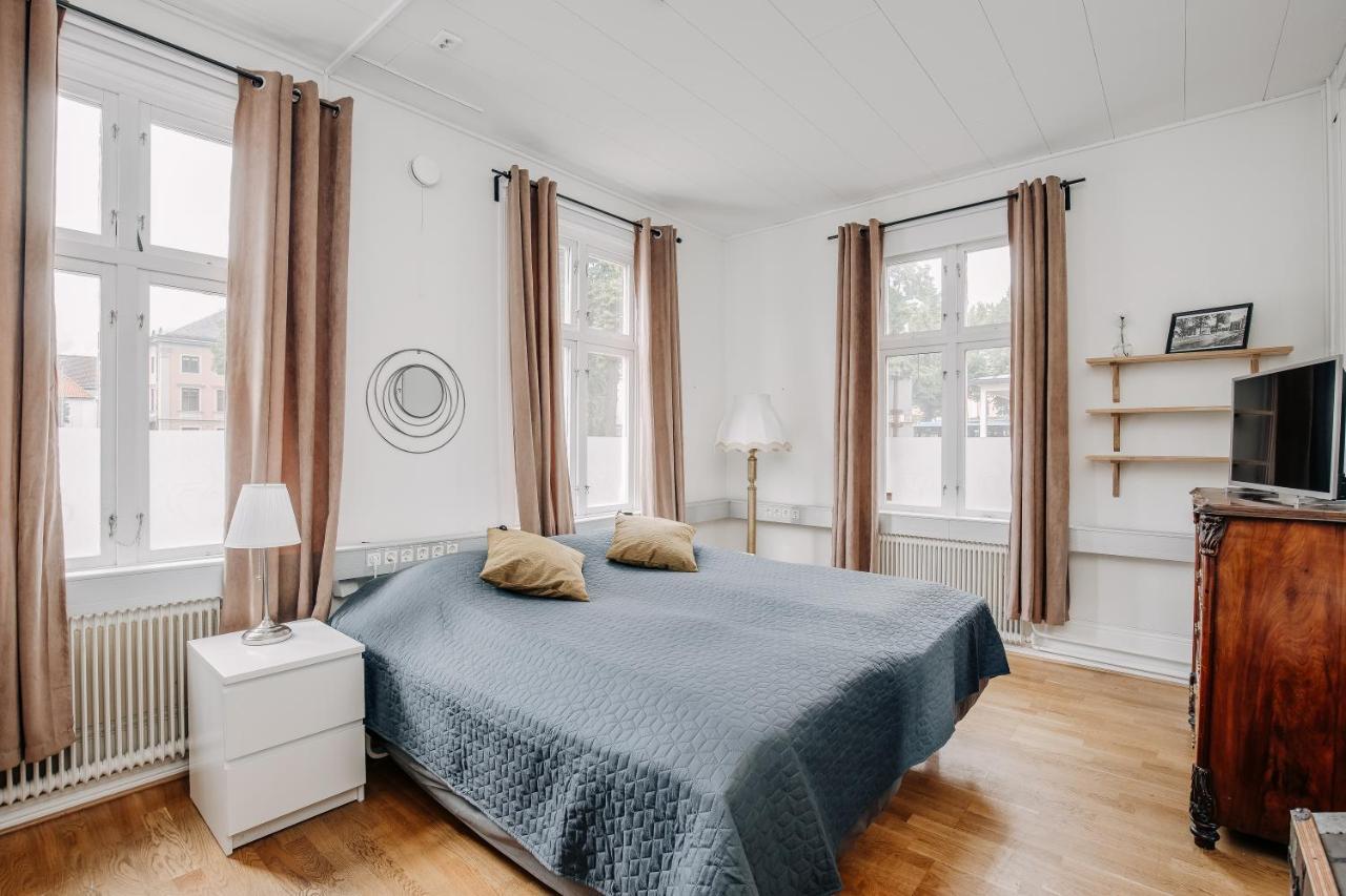 Jaernvaegshotellet B&B Skara Exterior photo